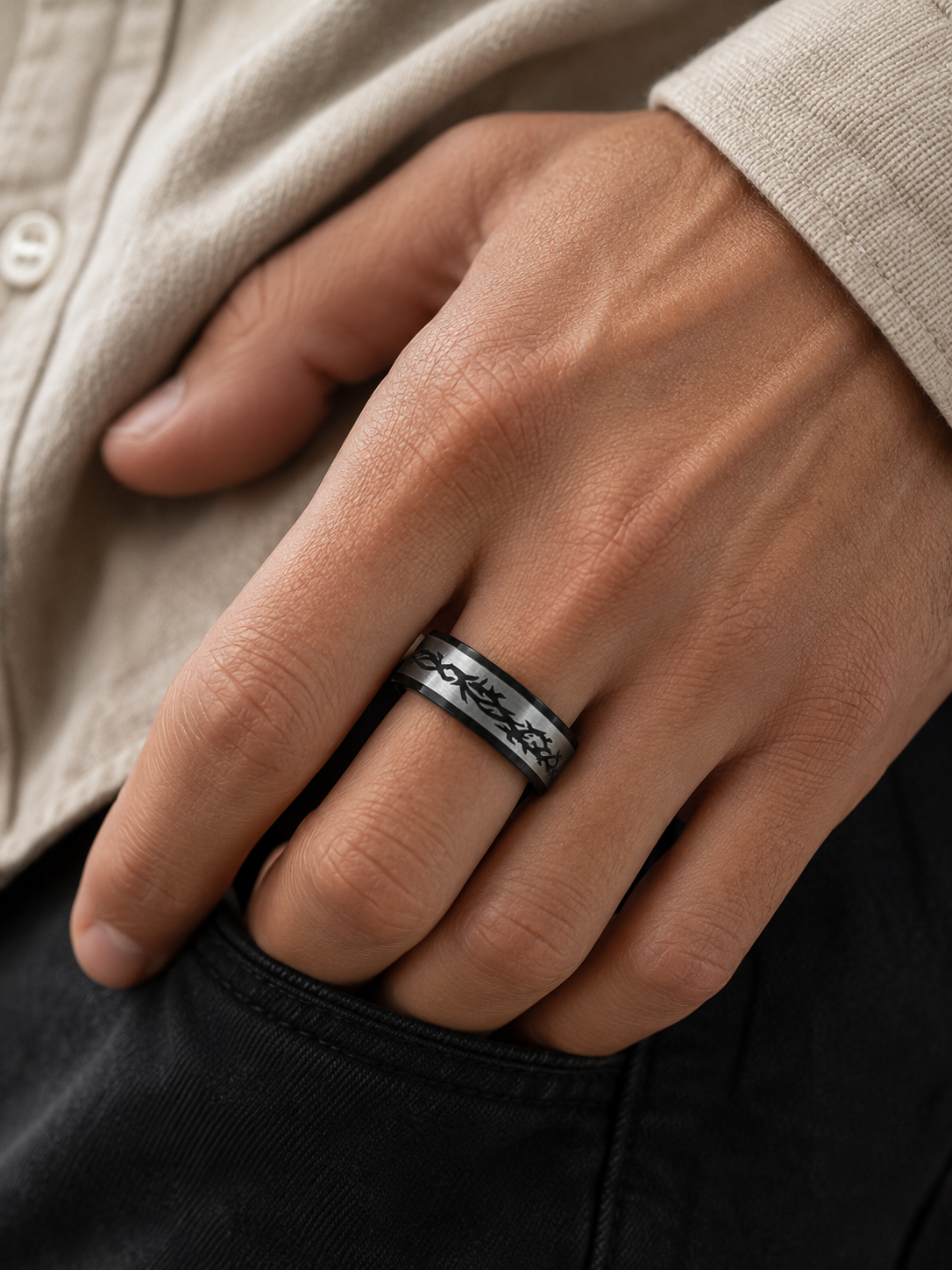 Bague noire et argentée à motif tribal