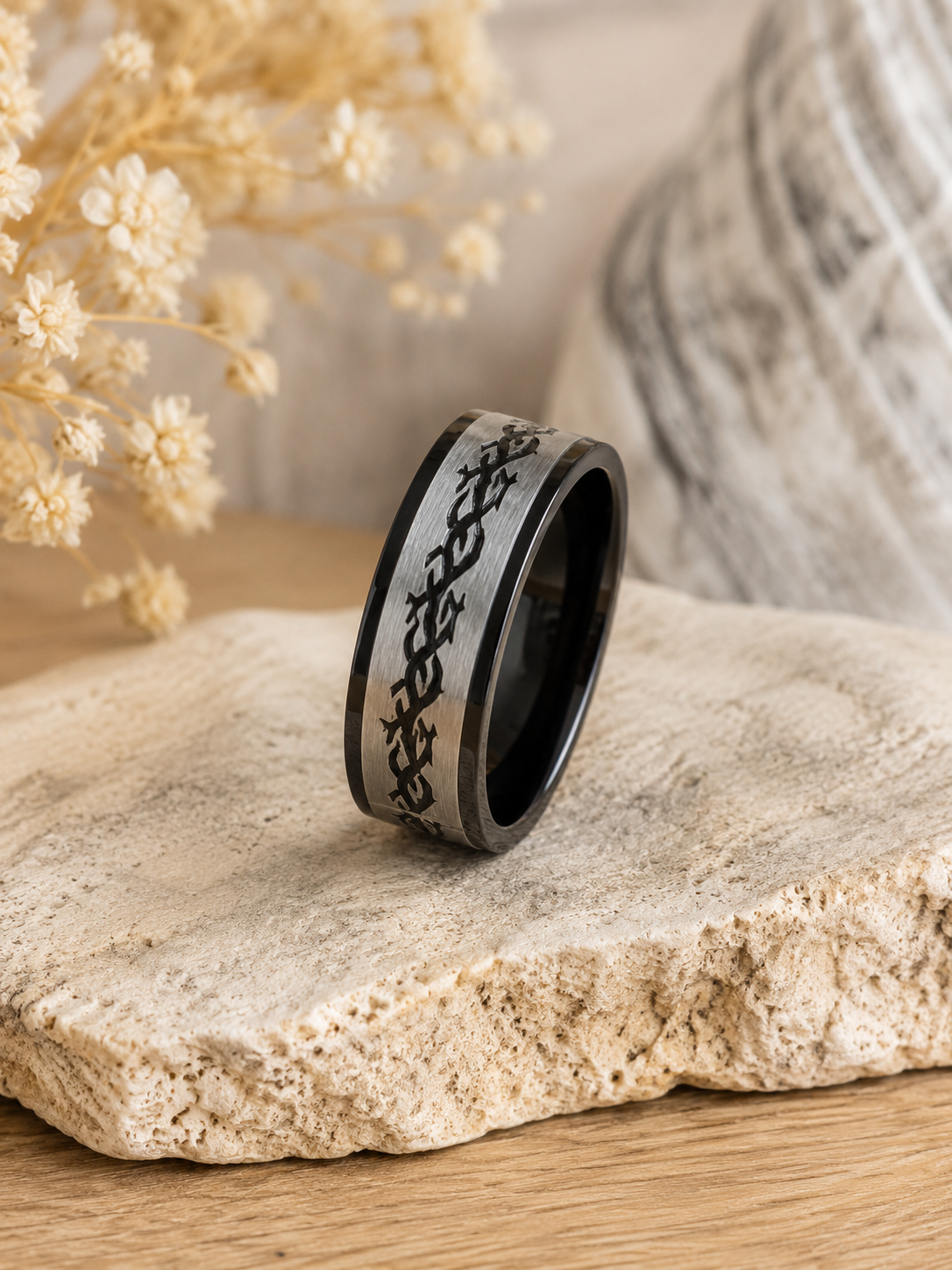 Bague noire et argentée à motif tribal – Image 2