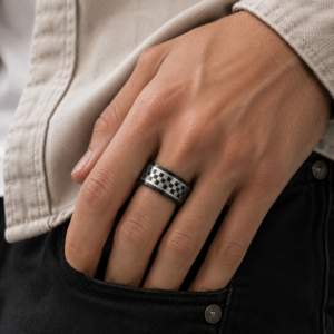 Bague damier noire et argentée en acier inoxydable – Taille 66