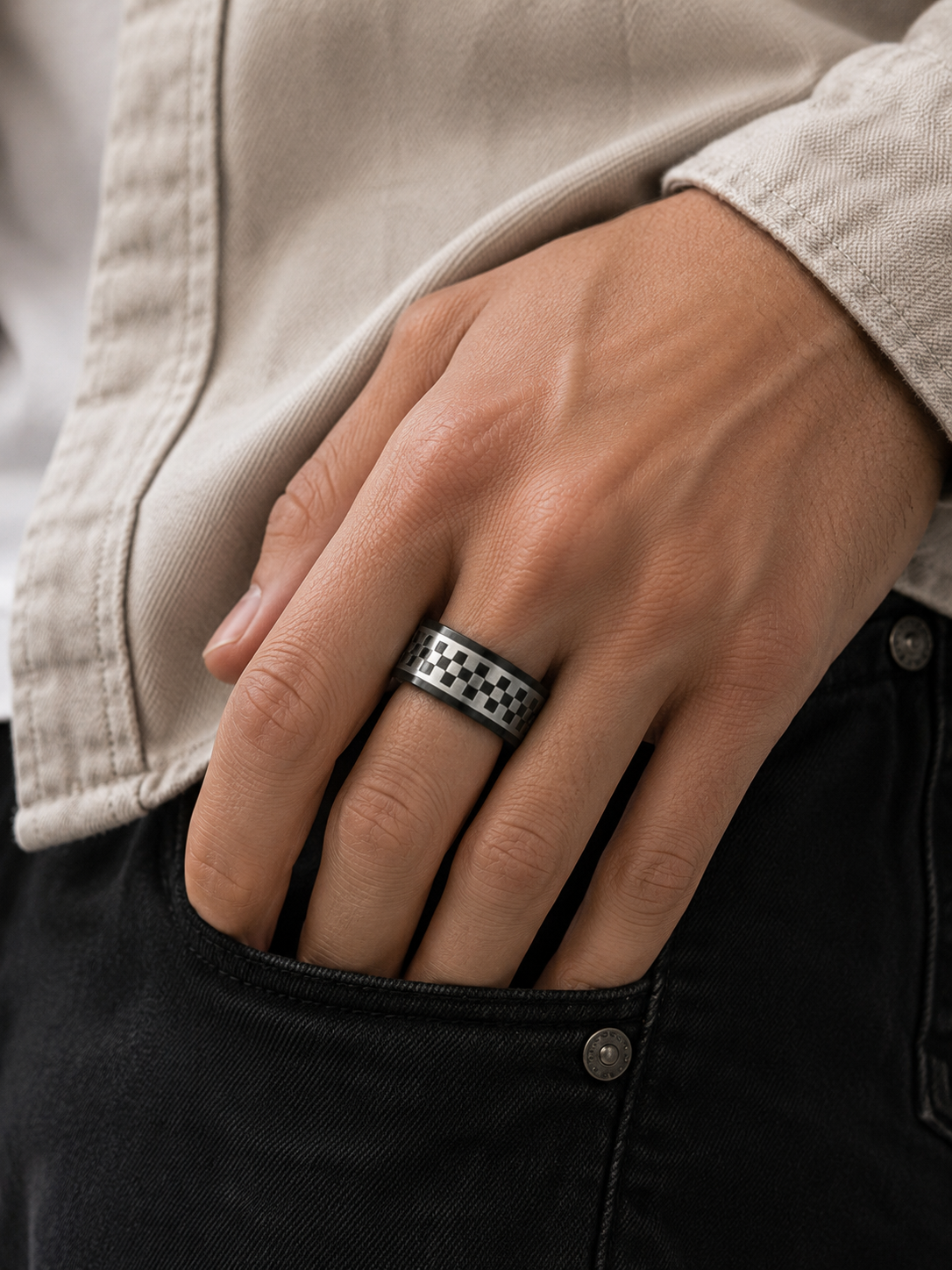 Bague damier noire et argentée en acier inoxydable – Taille 66