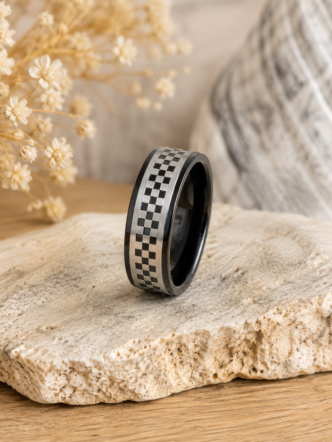 Bague damier noire et argentée en acier inoxydable – Taille 66 – Image 2