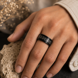 Bague noire motif géométrique argenté en acier inoxydable – Tailles 53 et 57