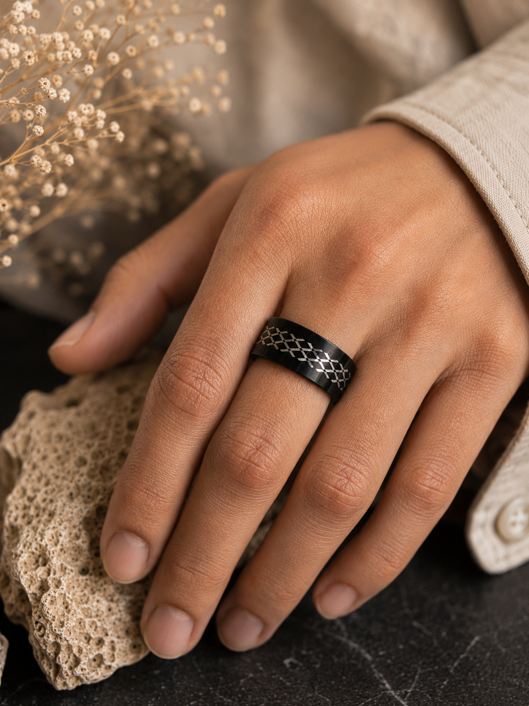 Bague noire motif géométrique argenté en acier inoxydable – Tailles 53 et 57