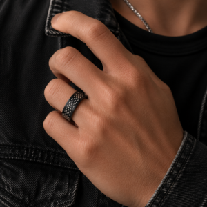 Bague noire à motifs ovales en acier inoxydable – Taille 57