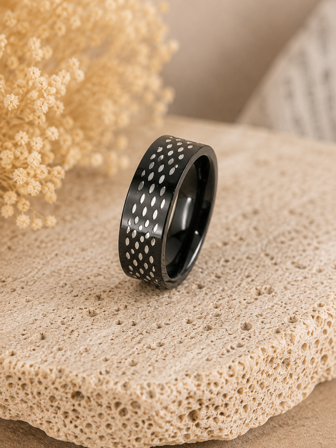 Bague noire à motifs ovales en acier inoxydable – Taille 57 – Image 2