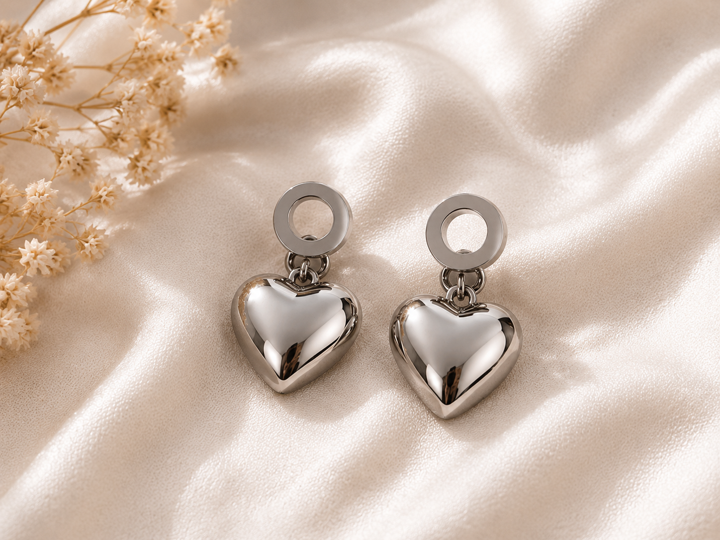 Boucles d’oreilles cœur argentées en acier inoxydable – Image 2