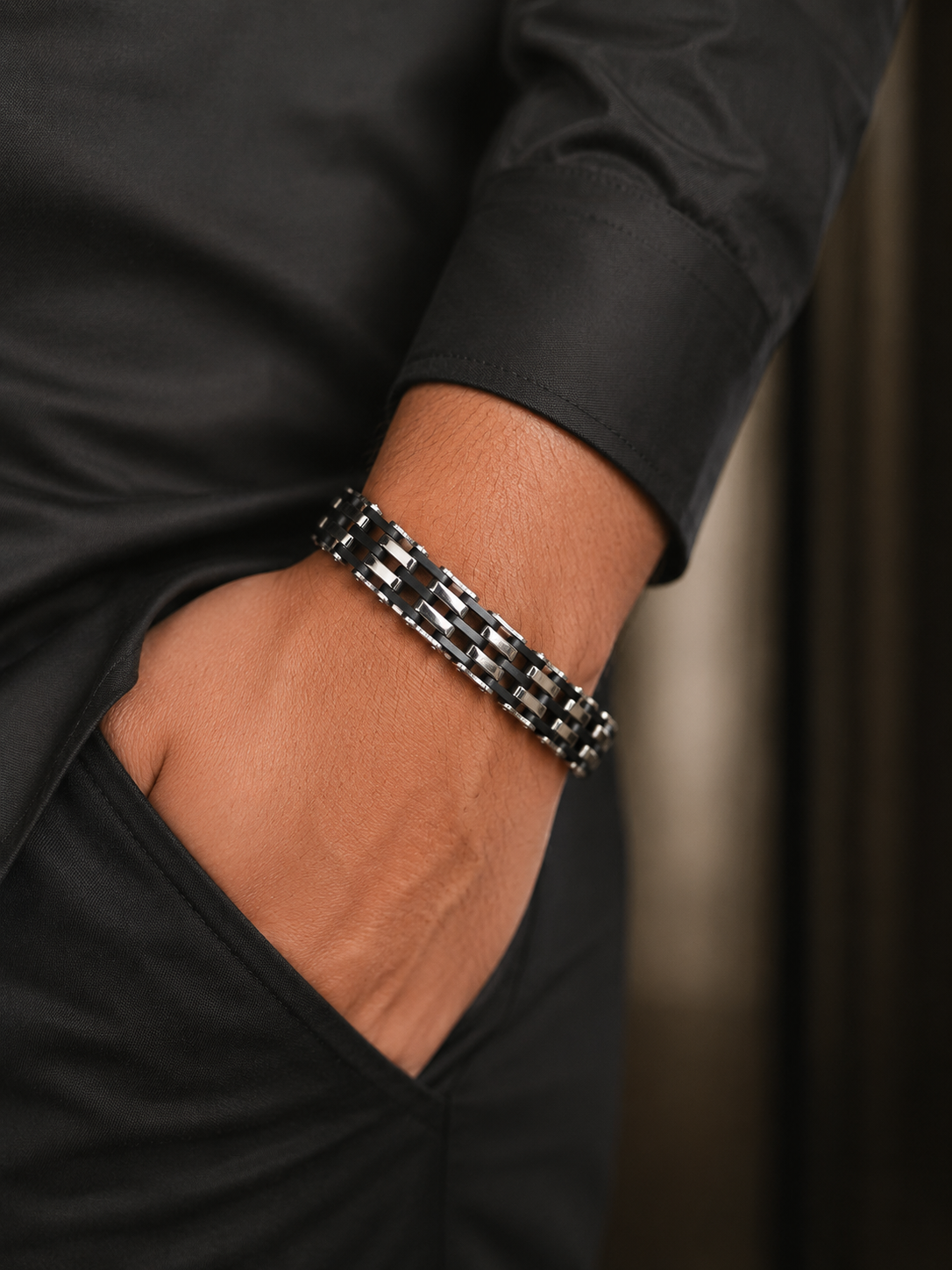 Bracelet noir et argent à maillons – Design élégant et moderne – Image 3