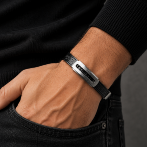 Bracelet Noir avec Plaque Argentée – Motif Géométrique