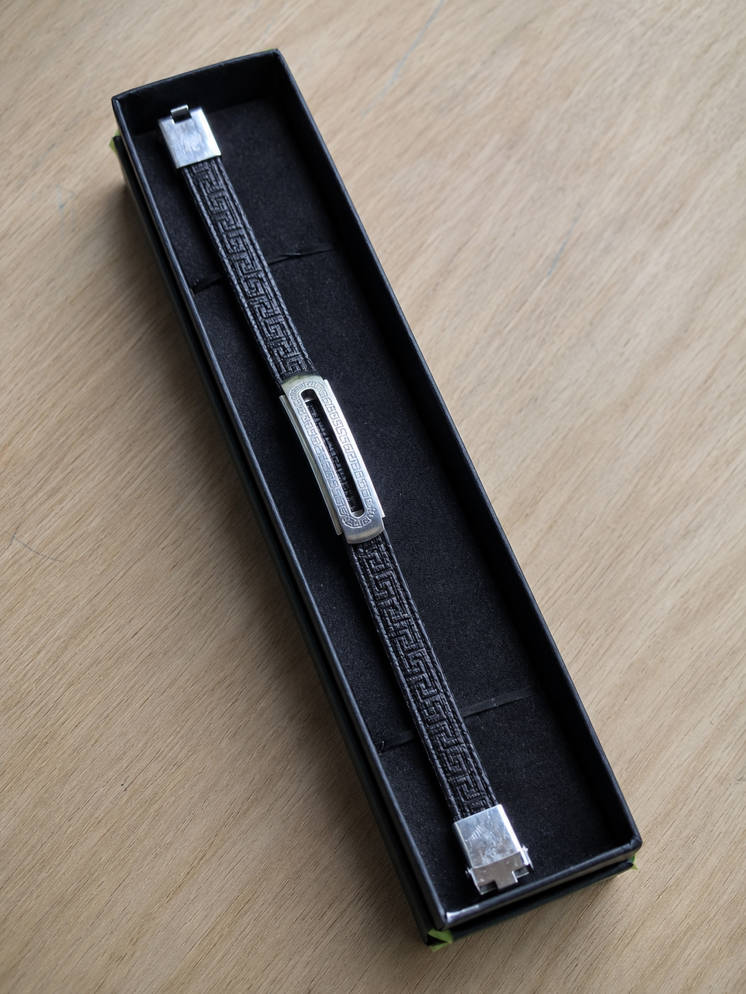 Bracelet Noir avec Plaque Argentée – Motif Géométrique – Image 2