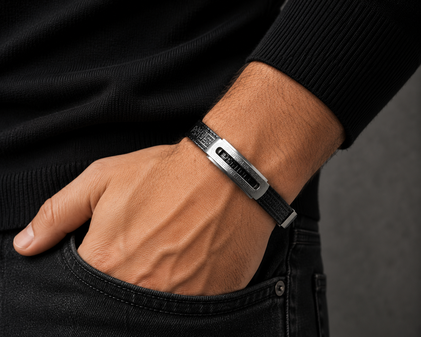 Bracelet Noir avec Plaque Argentée – Motif Géométrique